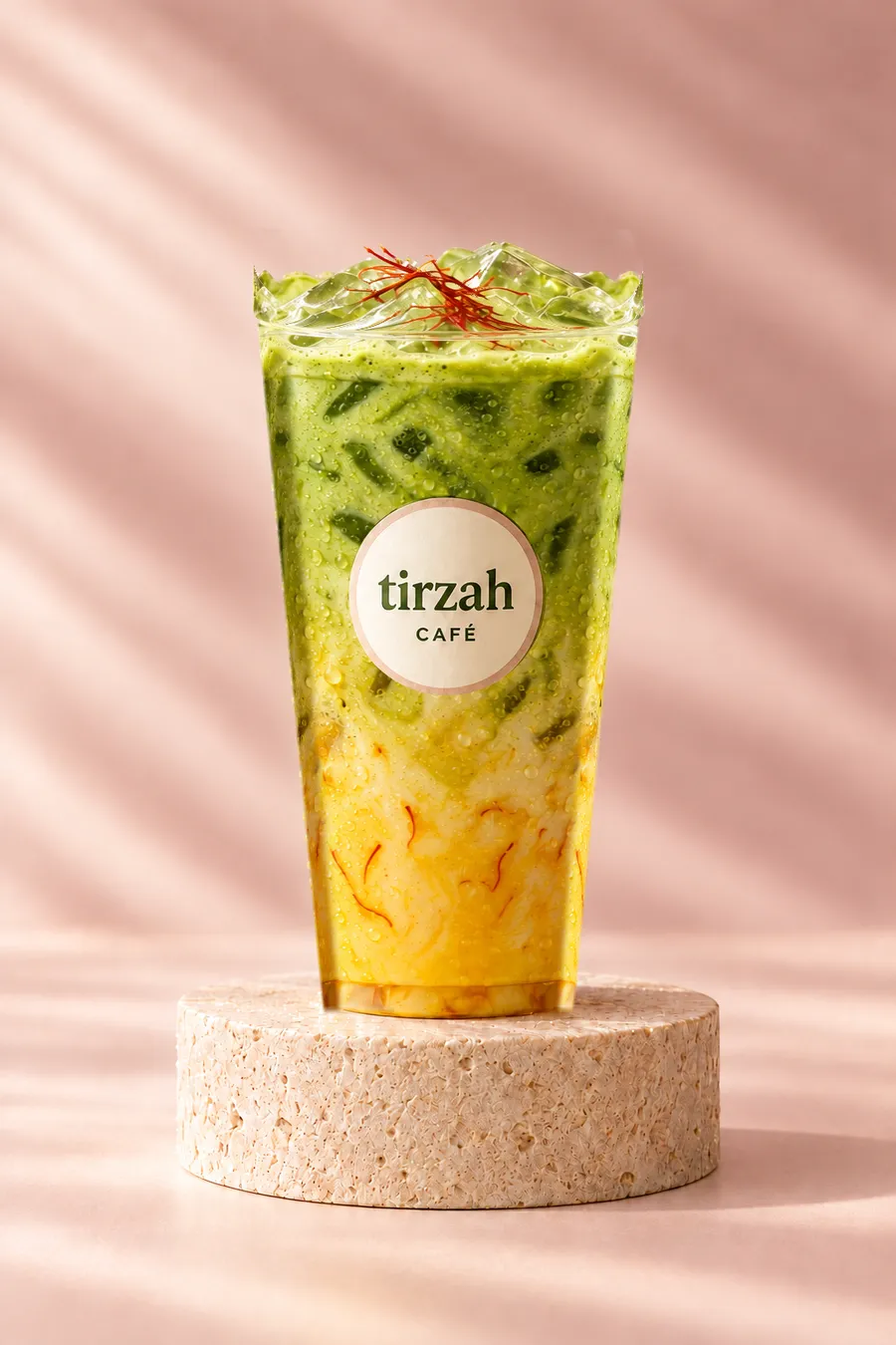 Matcha au safran Tirzah, spécialité maison, sur un socle de pierre dans une lumière rose et dorée