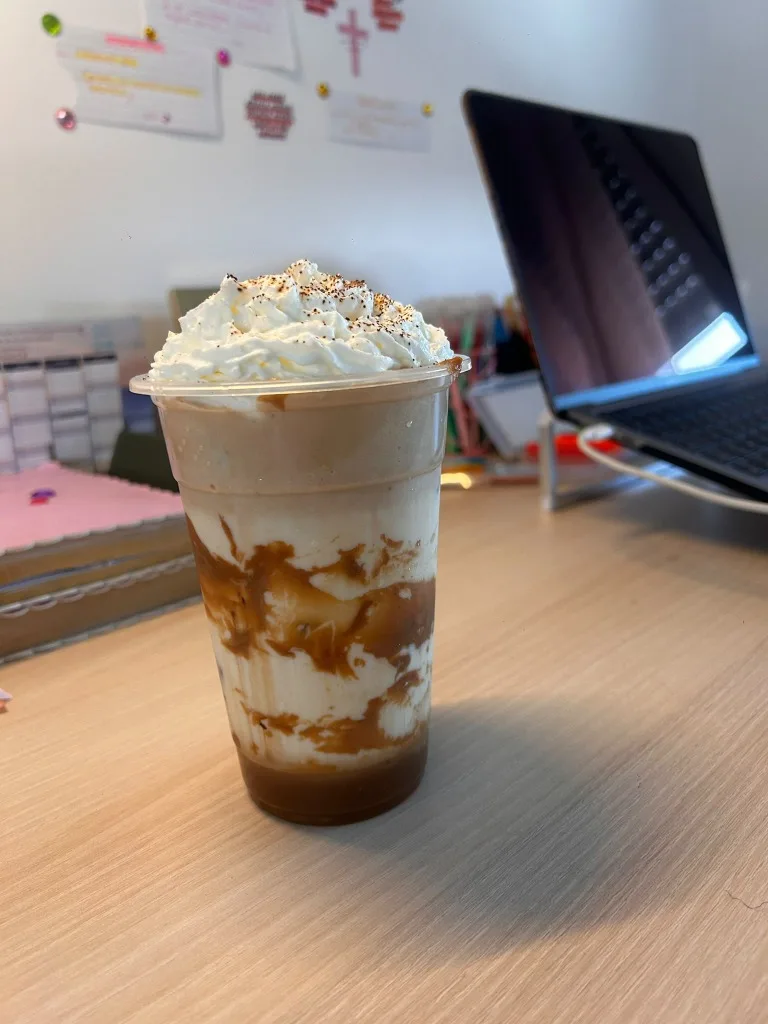 Le latte caramel original Tirzah avec sa chantilly